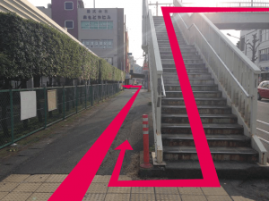 平塚駅へのバスをご利用のかたは歩道橋をわたって海側へ、階段を下りてそのまま後方へ戻ります。 平塚駅からのかたは、歩道橋の脇をそのままお進みください。